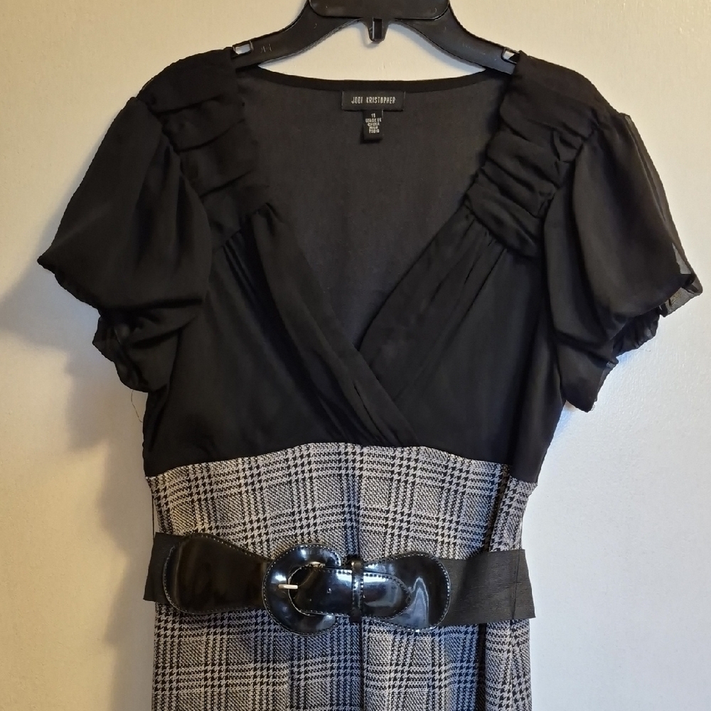 Jodi Kristopher Black and Gray V-Neck Sheath Dress - Picture 3 of 8